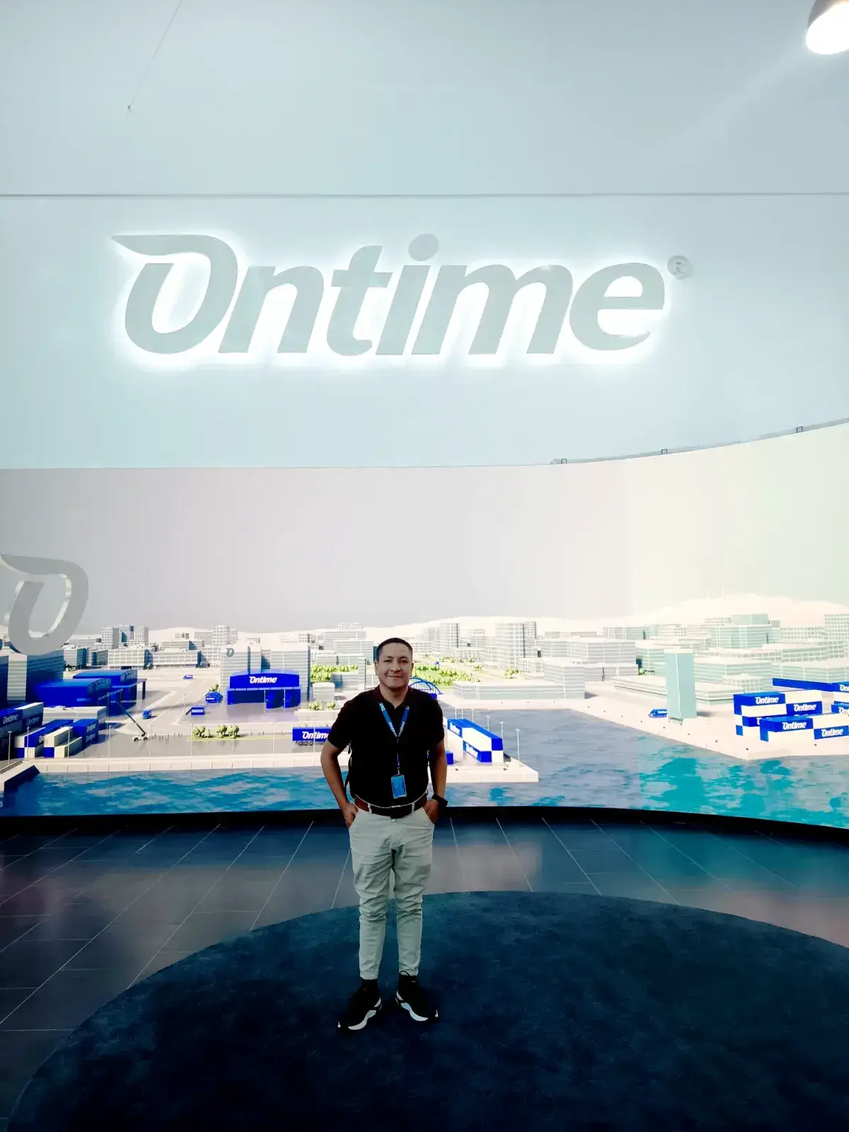 Jesús Rojas en la sede de Ontime Logística Integral